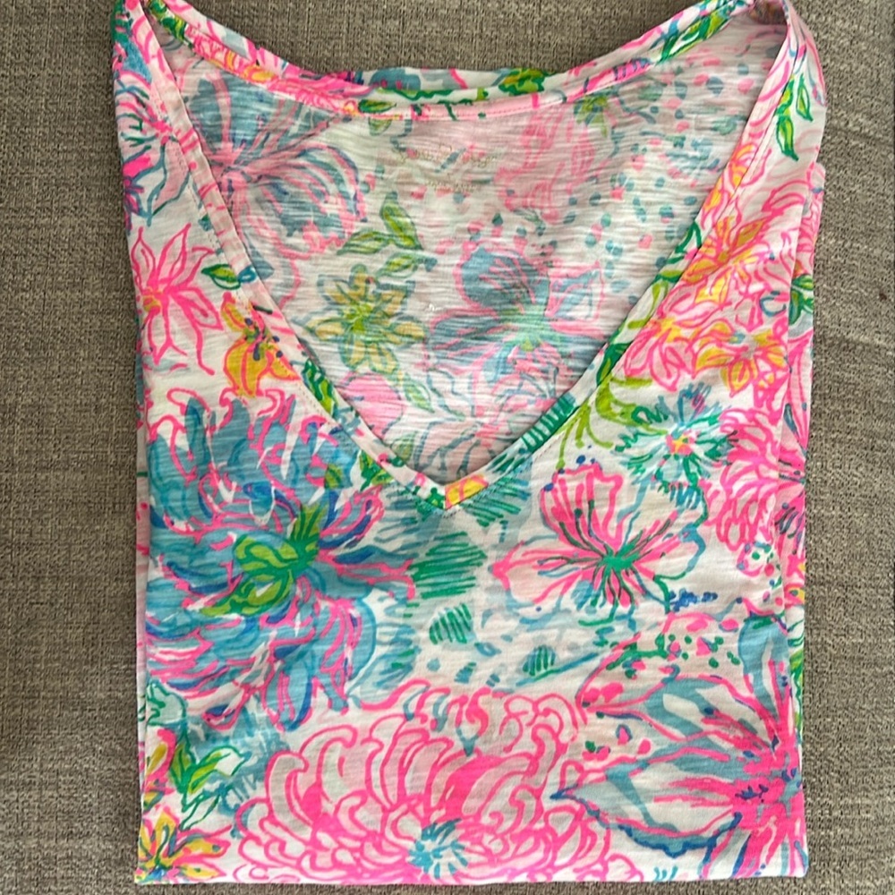 Lilly Pulitzer Etta V-neck short sleeve shirt Size Large